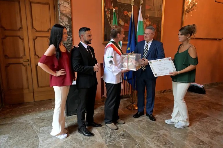Simona Lauri con l'Ambasciatore di Bulgaria Todor Stoyanov